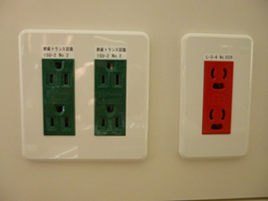 無停電(左)及び非常用自家発電機対応(右)のコンセント
